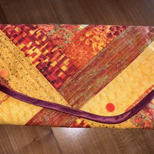 Une pochette en patchwork de coton dans un camaieu d'orange
