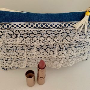 Une pochette en denim et dentelle en rangs Lace