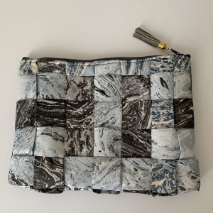 Trousse grise en cravates de soie entrelacées Greytie