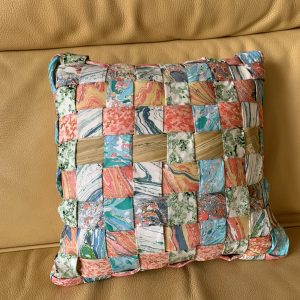 Une taie de coussin carrée faite de cravates en soie entrelacées