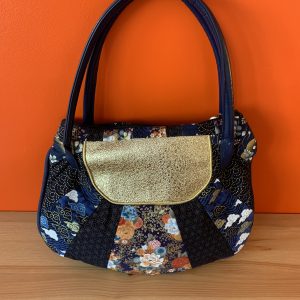 Un joli sac en patchwork aux tissus japonisants dans des tons bleu nuit et or