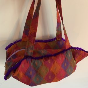 Un sac cabas en soie aux couleurs chaudes