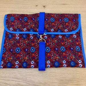 Pochette pour ordinateur en coton matelassé rouge avec des fleurs