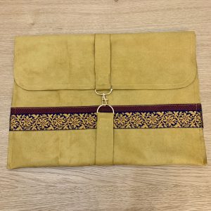 Une belle pochette pour ranger votre ordinateur en suédine moutarde